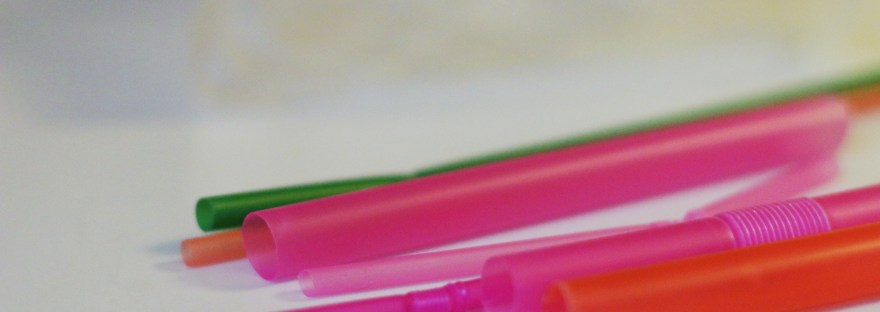 Collectie rietjes in verschillende kleuren en maten op een lichte achtergrond